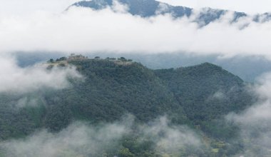 Takeda Kalesi ve bulutlarda dağlar