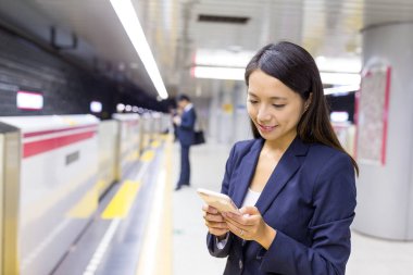 Cep telefonu kullanan iş kadını