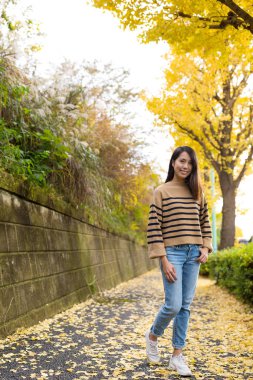 Kadın sarı Gingko ağaçları ile