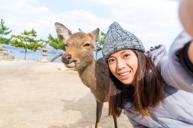 Selfie geyik Hiroşima'ile çekici kadın
