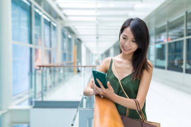 Kadın zevk alışveriş ve cep telefonu kullanarak