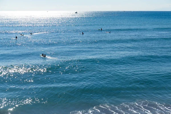 Aan zee met surfen mensen — Stockfoto