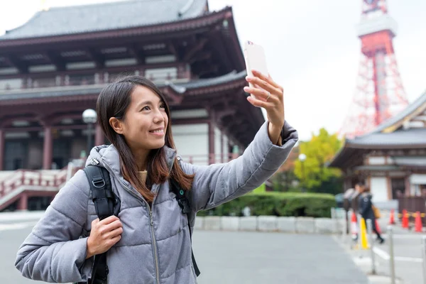 Mujer tomando selfies en la ciudad de Tokio —  Fotos de Stock