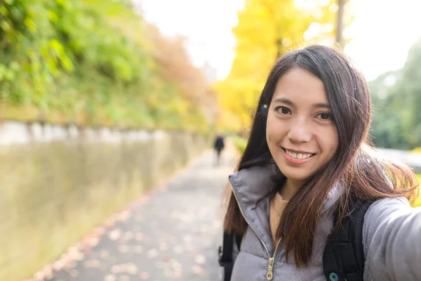 Frau macht Selfie im Park — Stockfoto