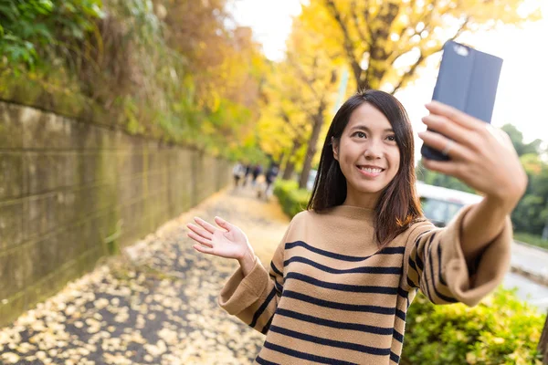 Frau macht Selfie mit Handy auf der Straße — Stockfoto