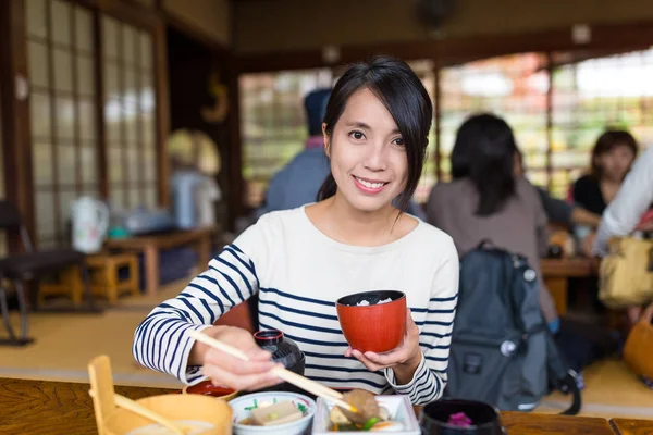 Mulher desfrutar de refeição japonesa no restaurante — Fotografia de Stock