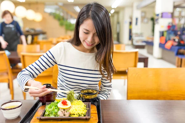 Japon soba restoranda sahip kadın — Stok fotoğraf