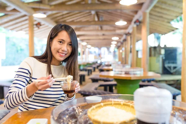 Žena s slavný japonský somen — Stock fotografie