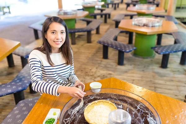 Kvinna äta somen i japansk restaurang — Stockfoto