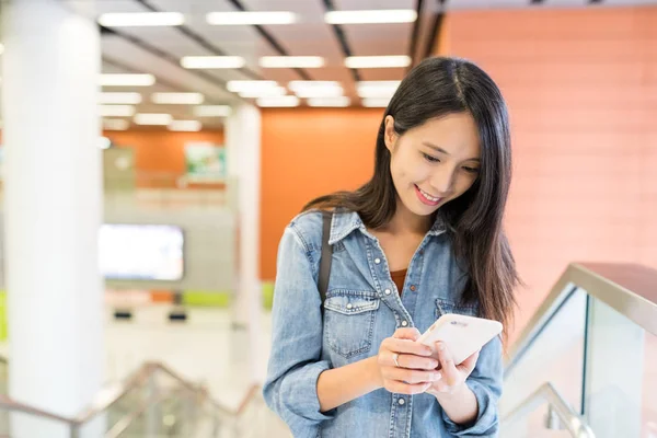 Woman using mobile phone — Stock Photo, Image