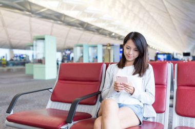 Havaalanında cep telefonu kullanan kadın