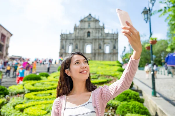 Donna che si fa selfie vicino alla chiesa di St. Paul — Foto Stock