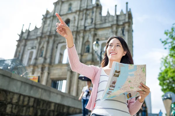 Mulher usando o mapa da cidade em Macau — Fotografia de Stock