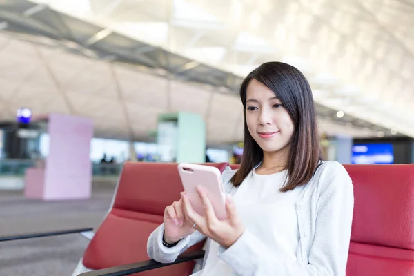Mobiltelefon használata a repülőtéren nő — Stock Fotó