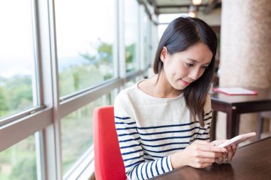 Cep telefonu kullanan kadın