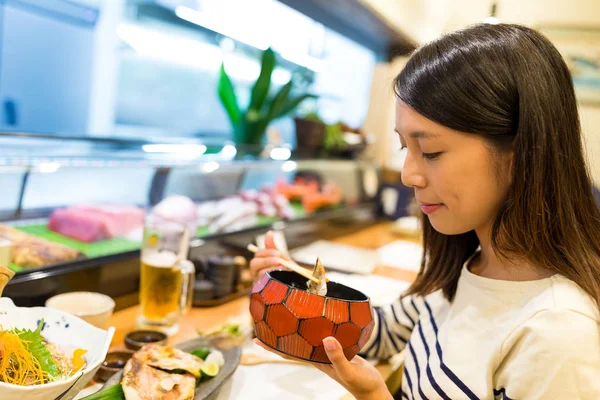 Mulher jantando no restaurante japonês — Fotografia de Stock