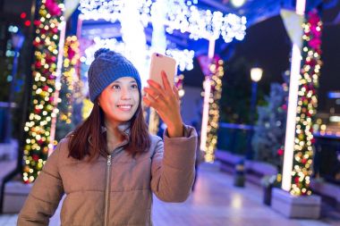 Selife cep telefonu ile gece alarak kadın