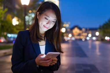 Cep telefonu kullanan iş kadını