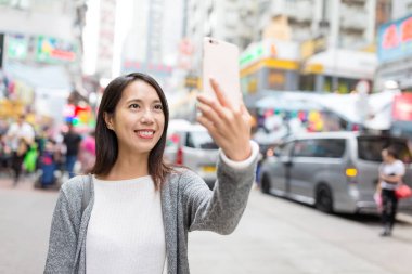 Cep telefonu ile selfie olan kadın 