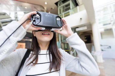 VR ile izlerken kadın