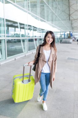 Kadın gidip havaalanında seyahat 