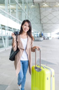 dijital kamera ve Bagaj tutan kadın