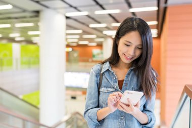 cep telefonu kullanan kadın