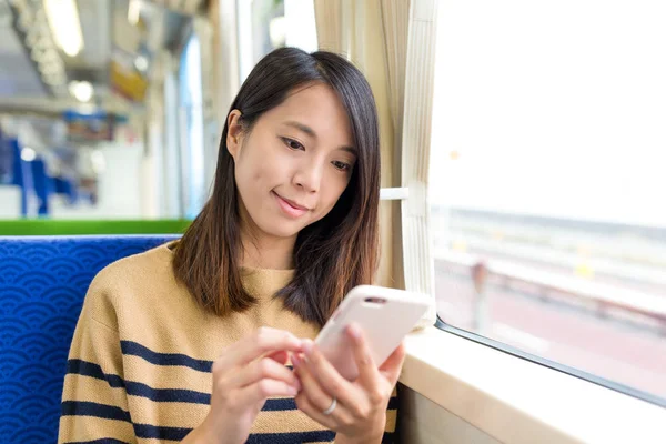 Жінка відправляє смс на мобільний телефон — стокове фото
