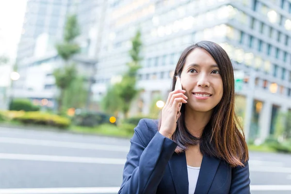 Asiatiska affärskvinna talar i mobiltelefon — Stockfoto