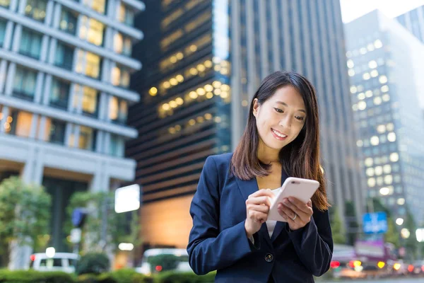 İş kadını cep telefonu kullanıyor.