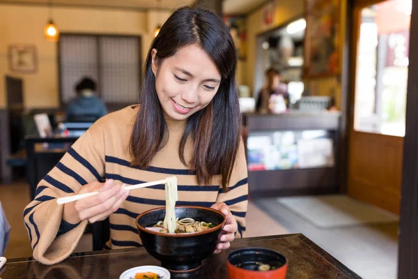 Vrouw noedels eten in restaurant — Stockfoto