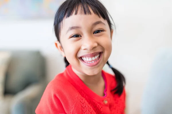 Felice giovane ragazza asiatica — Foto Stock