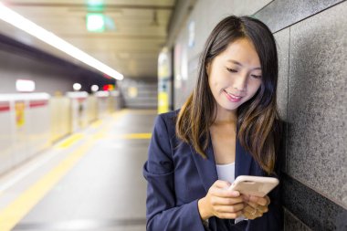 Cep telefonu tren platformu kullanarak iş kadını