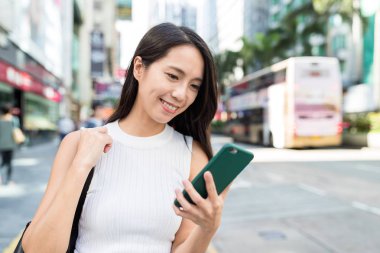 Cep telefonu kullanan kadın 