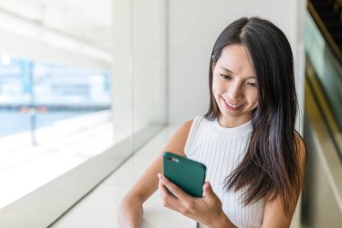 Cep telefonu kullanan kadın