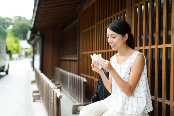 일본 스토어에 스낵을 먹는 여자 — 스톡 사진