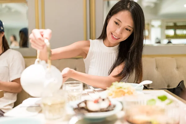 Frau gießt chinesischen Tee in Restaurant ein — Stockfoto