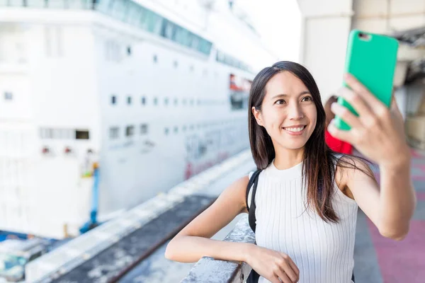 Woman taking selfie with cruise ship — Stock Photo, Image
