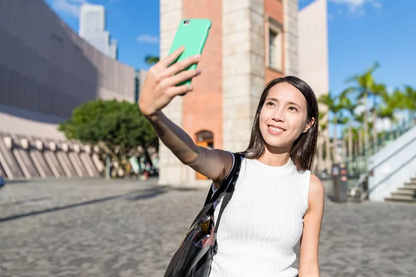 Frau macht Selfie in Hongkong — Stockfoto