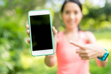 kadın gösteren boş ekran cep telefonu