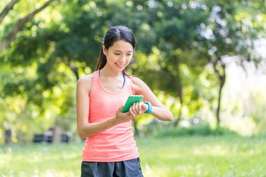 Akıllı izlemek ve cep telefonu kullanan kadın