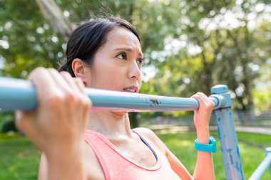 Kadın Parkı'nda çekme yapıyor