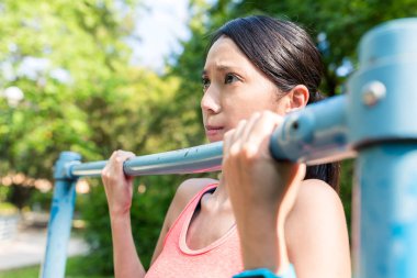 Spor kadının çekme yapması 
