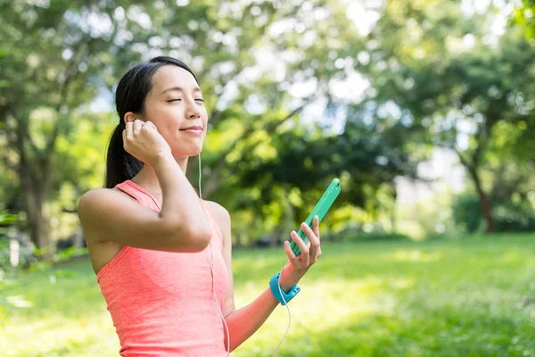 Sport woman listen to music at park — Stock Photo, Image