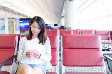 Havaalanında cep telefonu kullanan kadın