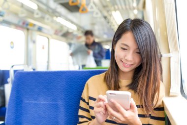 Trende cep telefonu kullanan kadın