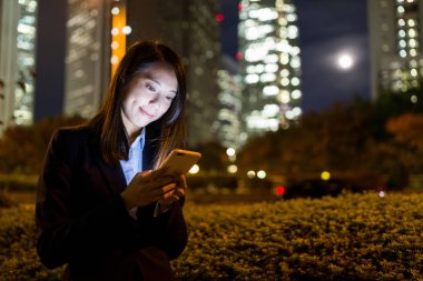 İş kadını cep telefonuyla çalışıyor