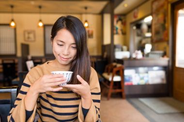 Fincan çay sahip kadın