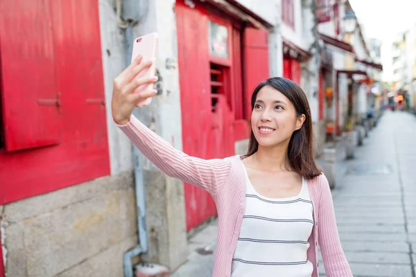 Kvinnan tar selfie i Rua da Felicidade Macaos — Stockfoto