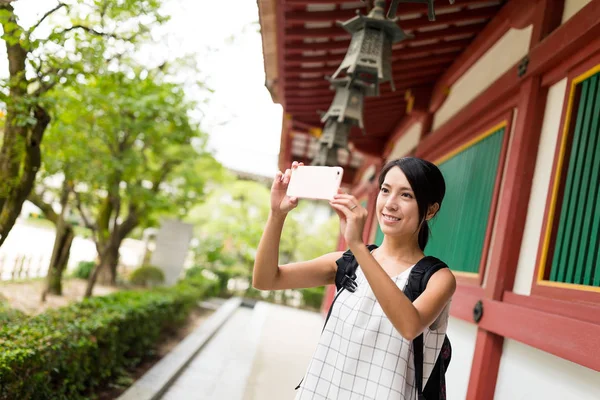 Voyage de femme dans le sanctuaire Dazaifu Tenmangu — Photo